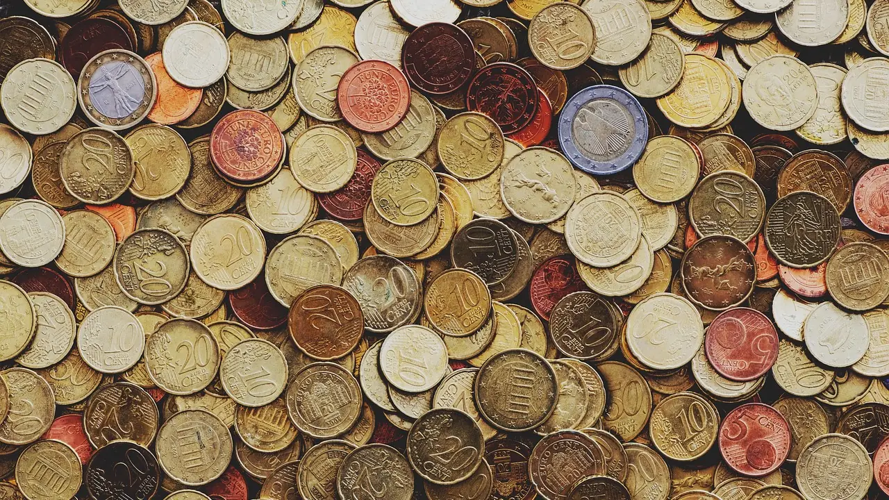 Monedas de euro apiladas sobre una mesa