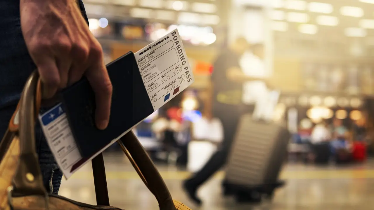 Documentos financieros y billetes sobre una mesa de oficina