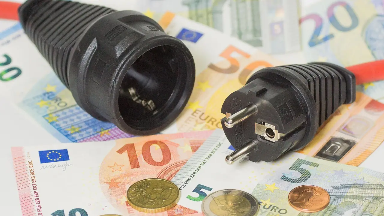 Billetes de euro sobre una mesa