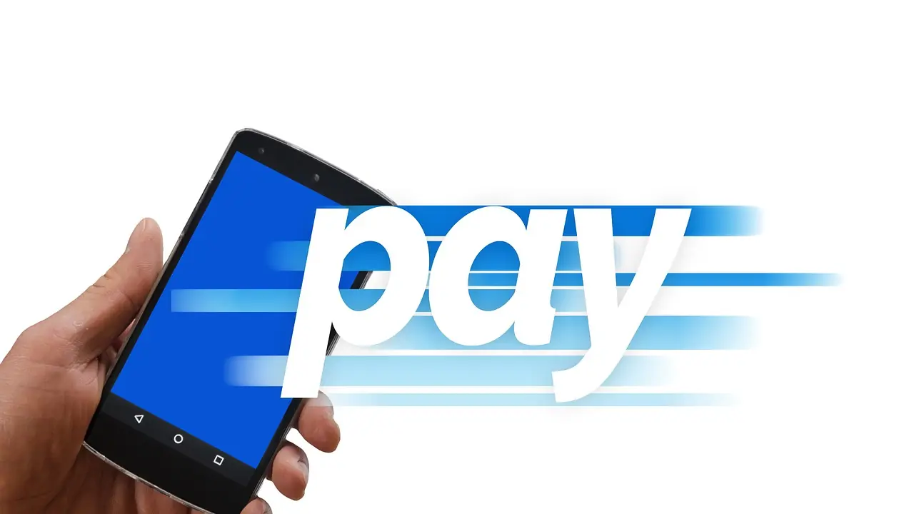 Persona usando una aplicación bancaria en el móvil