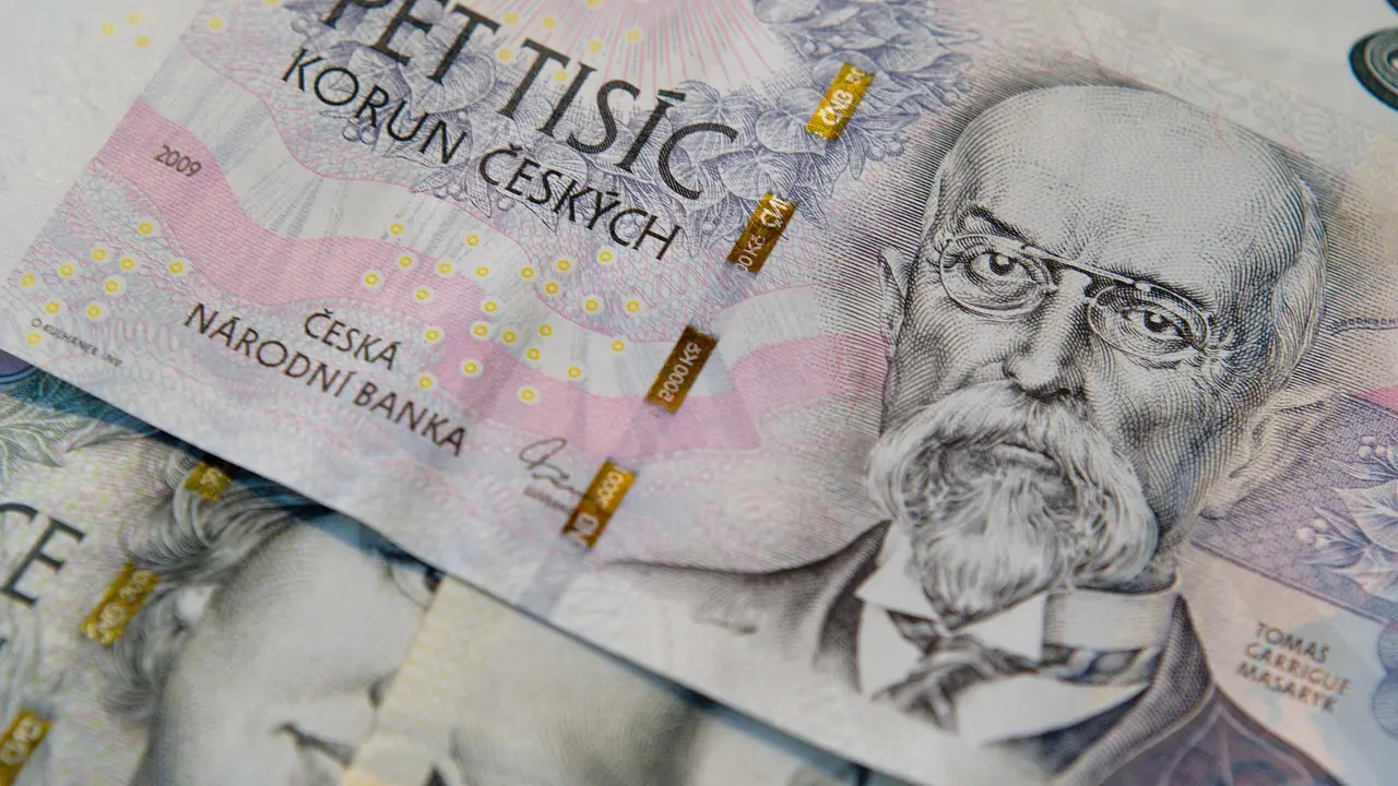 Billetes y monedas de euro sobre una mesa junto a una libreta