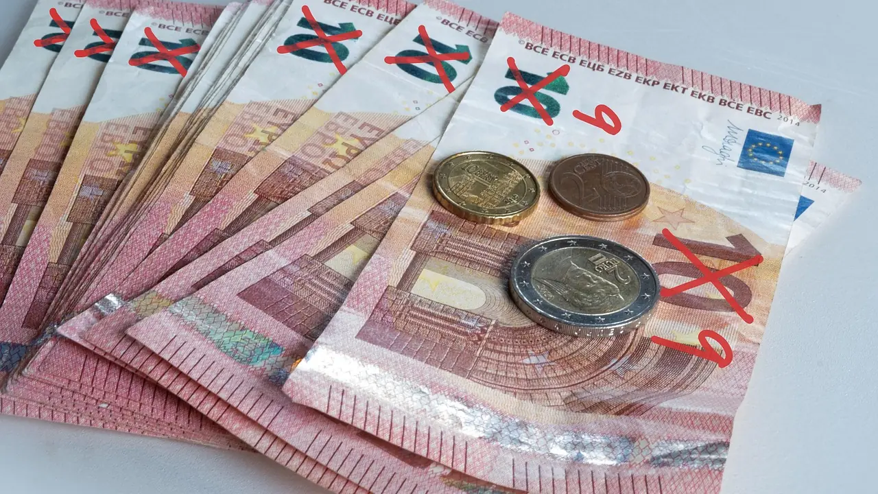 Billetes y monedas de euro sobre una mesa